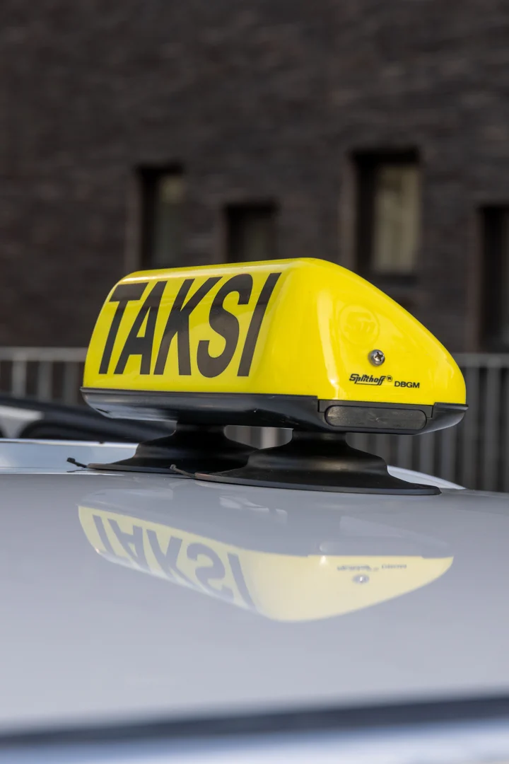 Lähikuva taksin päällä olevasta kyltistä